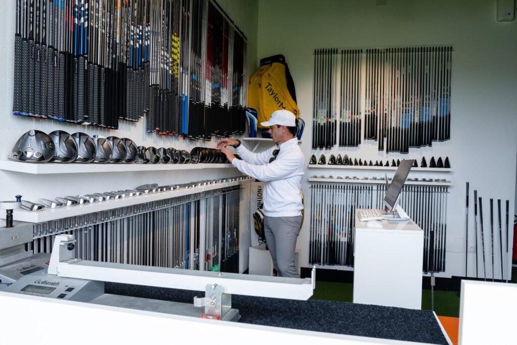 Iván Mangas, profesional PGA, eligiendo cabezas y varillas en el centro de fitting de Aloha Golf Pro Shop, Marbella