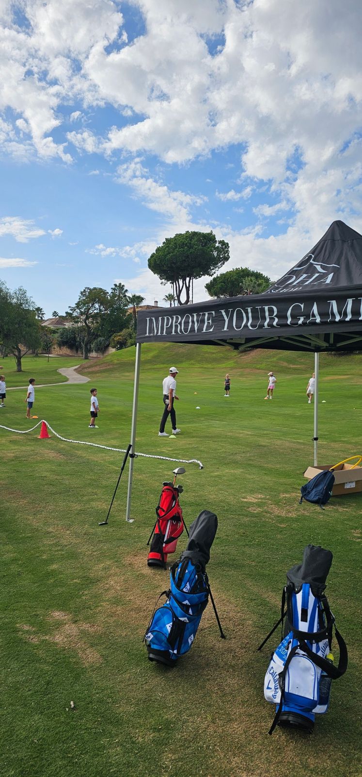 Grupo Fundamentals con niños de 5 a 8 años en el campo